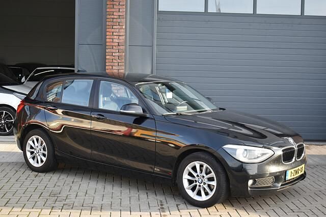 Zwart Gebruikt 2015 BMW 118 Executive Hatchback | € 7.950 (Goede deal) - Afbeelding 1/4