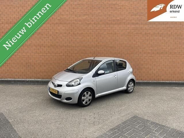 Grijs Gebruikt 2012 Toyota Aygo Hatchback | € 2.895 (Goede deal) - Afbeelding 1/4