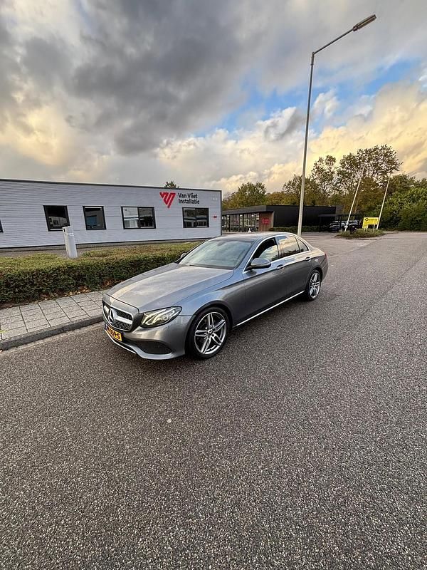 Grijs Gebruikt 2017 Mercedes E200 Business Sedan | € 17.999 (Duur) - Afbeelding 1/4