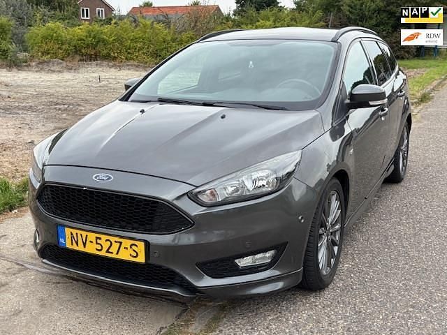 Grijs, metallic lak Gebruikt 2017 Ford Focus ST-Line Stationwagen | € 9.749 (Eerlijke prijs) - Afbeelding 1/4