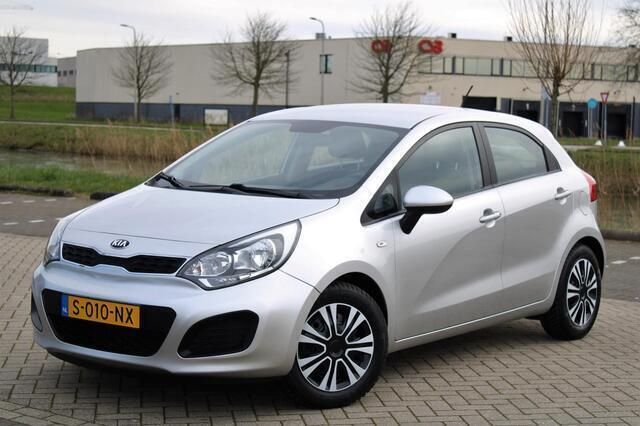 Grijs Gebruikt 2013 Kia Rio Comfort Hatchback | € 7.499 (Eerlijke prijs) - Afbeelding 1/4