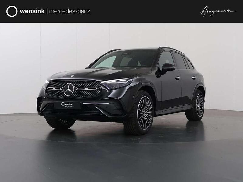 Zwart, metallic lak Nieuw 2025 Mercedes GLC300e Sport Edition SUV | € 84.002 (Eerlijke prijs) - Afbeelding 1/4