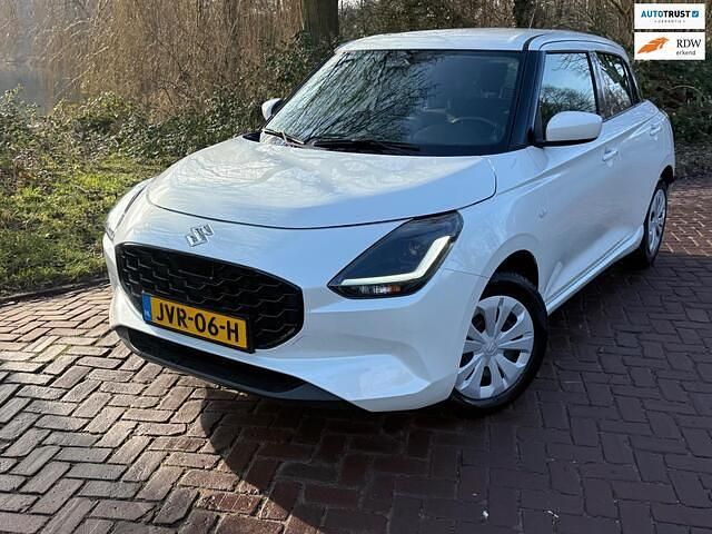 Wit (metallic) Occasion 2025 Suzuki Swift Comfort Hatchback | € 18.749 (Goede deal) - Afbeelding 1/4