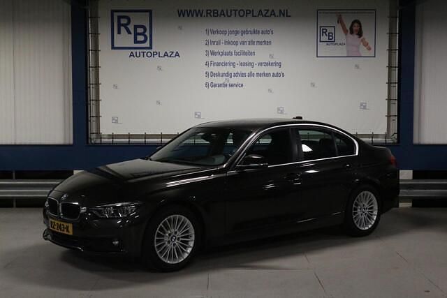 Bruin Gebruikt 2018 BMW 320 Executive Sedan | € 13.950 (Eerlijke prijs) - Afbeelding 1/4