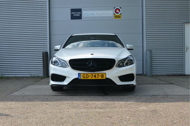 Wit, metallic lak Gebruikt 2015 Mercedes E300 AMG Sedan | € 14.999 (Eerlijke prijs) - Afbeelding 1/4