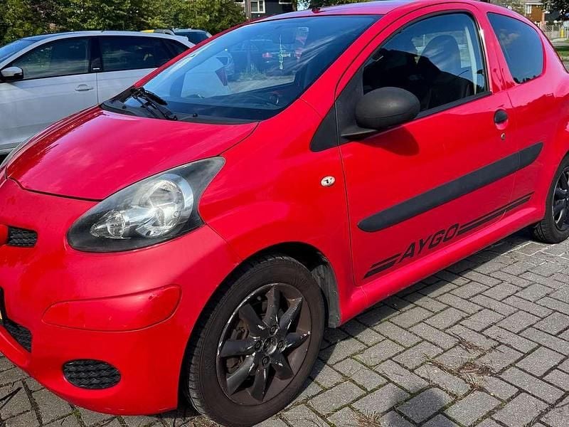 Rood Gebruikt 2010 Toyota Aygo Hatchback | € 1.500 (Goede deal) - Afbeelding 1/4