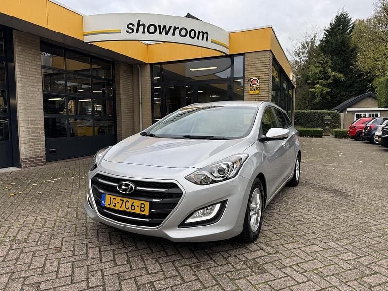 Grijs (metallic) Gebruikt 2016 Hyundai i30 Comfort Stationwagen | € 11.995 (Eerlijke prijs) - Afbeelding 1/4
