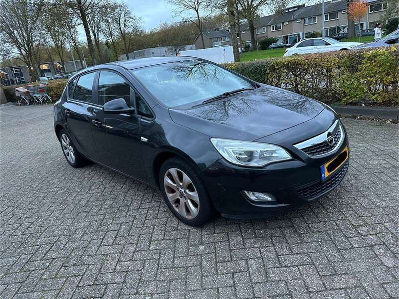 Zwart Gebruikt 2011 Opel Astra Edition Hatchback | € 2.500 (Goede deal) - Afbeelding 1/4