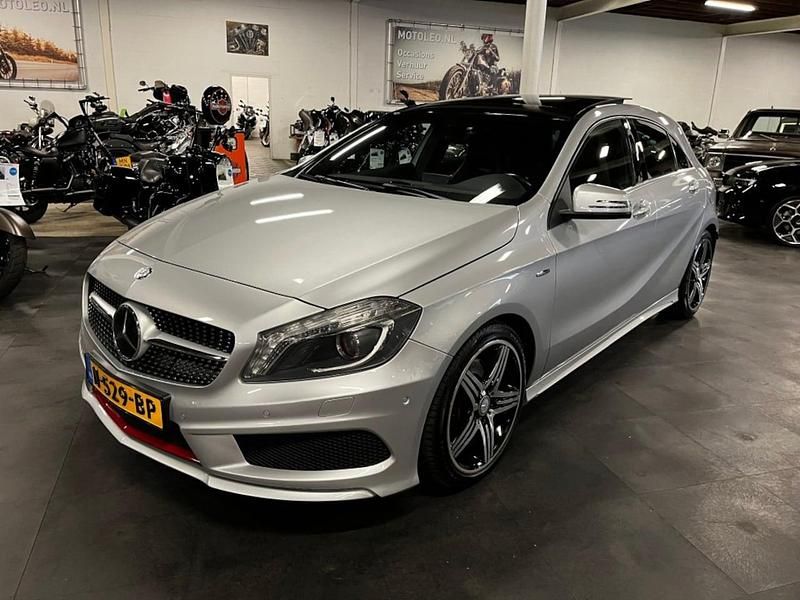 Grijs (metallic) Gebruikt 2013 Mercedes A250 Ambition Hatchback | € 17.950 (Eerlijke prijs) - Afbeelding 1/4