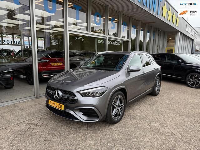 Grijs, metallic lak Gebruikt 2024 Mercedes GLA200 AMG line SUV | € 48.999 - Afbeelding 1/4