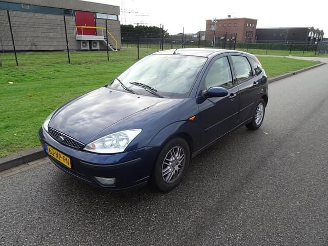 Blauw Gebruikt 2004 Ford Focus Ghia Hatchback | € 1.495 (Eerlijke prijs) - Afbeelding 1/4