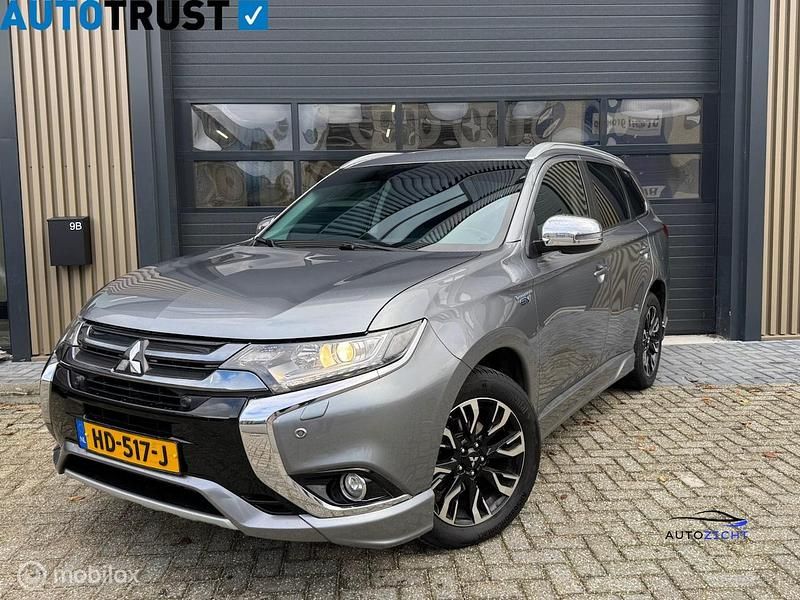 Grijs Gebruikt 2015 Mitsubishi Outlander P-HEV Edition SUV | € 15.945 (Goede deal) - Afbeelding 1/4
