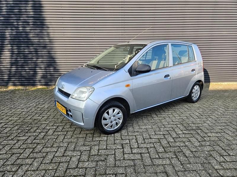 Grijs (metallic) Occasion 2004 Daihatsu Cuore Hatchback | € 1.950 (Iets duurder) - Afbeelding 1/4