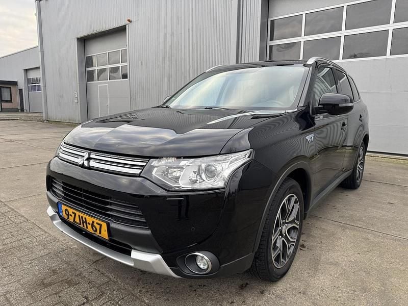 Zwart (metallic) Occasion 2015 Mitsubishi Outlander P-HEV Instyle SUV | € 8.495 (Goede deal) - Afbeelding 1/4