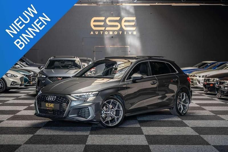 Grijs Gebruikt 2023 Audi A3 Sportback e-tron S-Line Sedan | € 37.995 (Duur) - Afbeelding 1/4