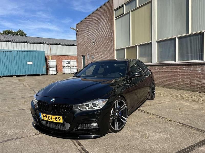 Zwart Gebruikt 2013 BMW 330 Sedan | € 22.000 - Afbeelding 1/4