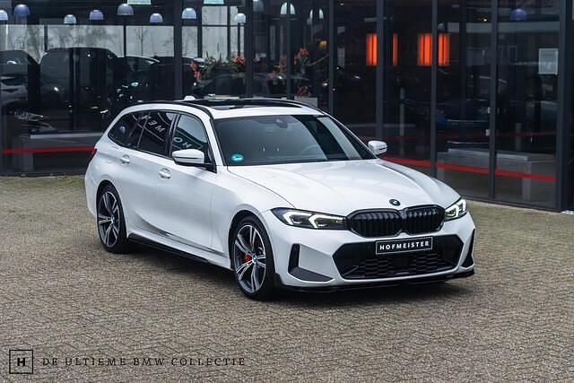 Wit Occasion 2023 BMW 330 M Sport Stationwagen | € 39.950 (Eerlijke prijs) - Afbeelding 1/4