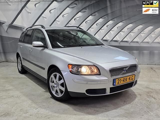 Grijs (metallic) Occasion 2005 Volvo V50 Stationwagen | € 1.750 (Goede deal) - Afbeelding 1/4