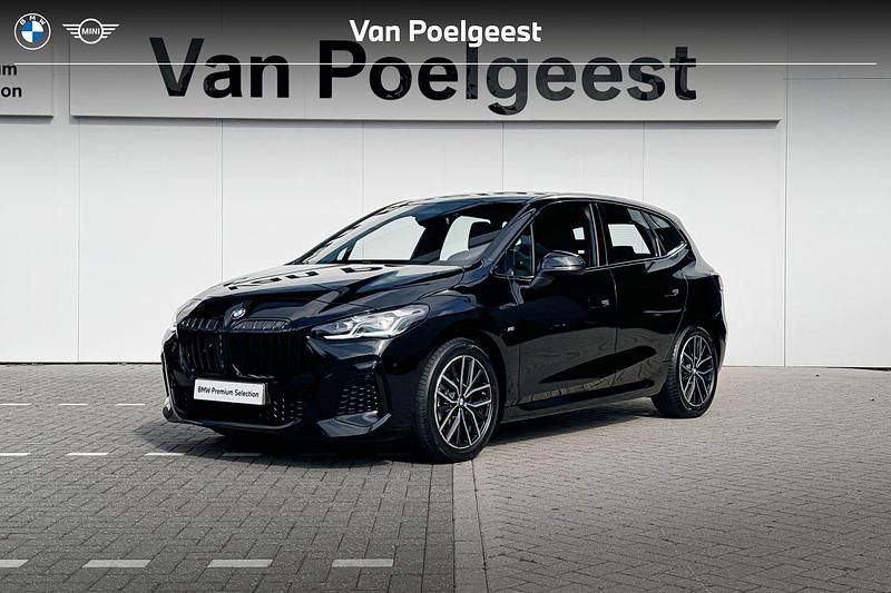 Saphirschwarz metallic (donker zwart metallic) Gebruikt 2023 BMW 220 M Sport Stationwagen | € 38.900 (Eerlijke prijs) - Afbeelding 1/4