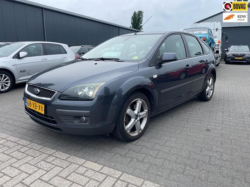 Grijs Gebruikt 2007 Ford Focus Hatchback | € 2.250 (Eerlijke prijs) - Afbeelding 1/3