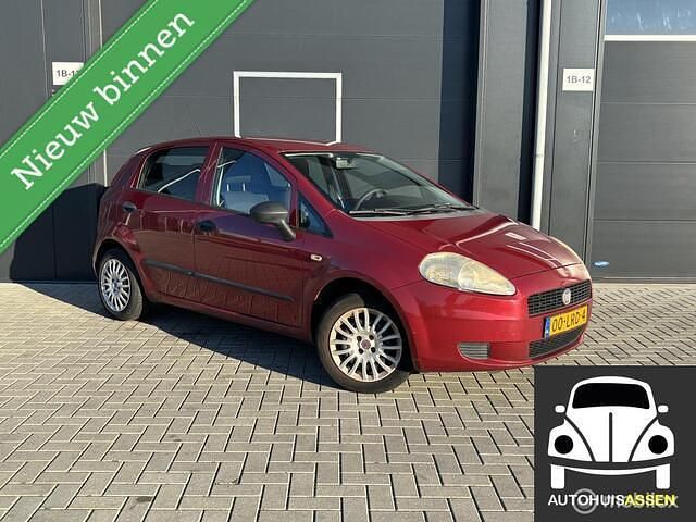 Rood Occasion 2010 Fiat Grande Punto Hatchback | € 2.250 (Eerlijke prijs) - Afbeelding 1/4