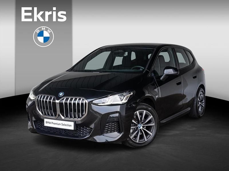 Zwart (metallic) Gebruikt 2024 BMW 225 Active Tourer Comfort Edition MPV | € 35.900 (Eerlijke prijs) - Afbeelding 1/4