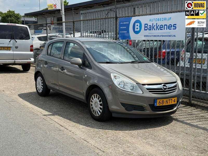 Bruin, metallic lak Gebruikt 2010 Opel Corsa Selection Hatchback | € 1.245 (Eerlijke prijs) - Afbeelding 1/4