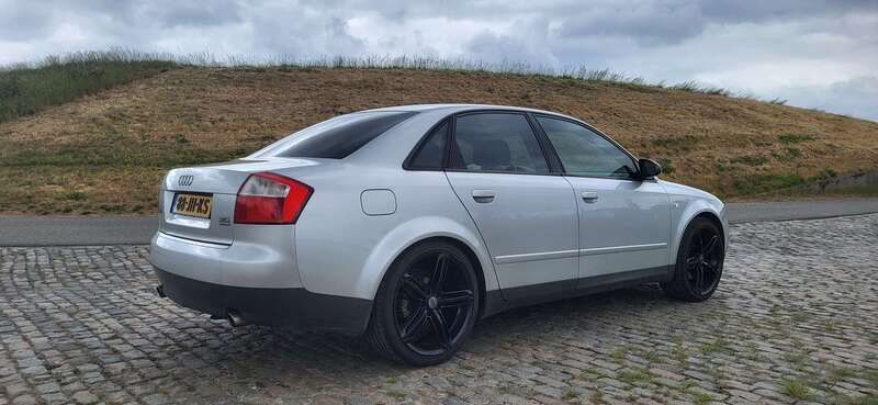 Zilver Gebruikt 2002 Audi A4 Exclusive Sedan | € 5.350 - Afbeelding 1/4