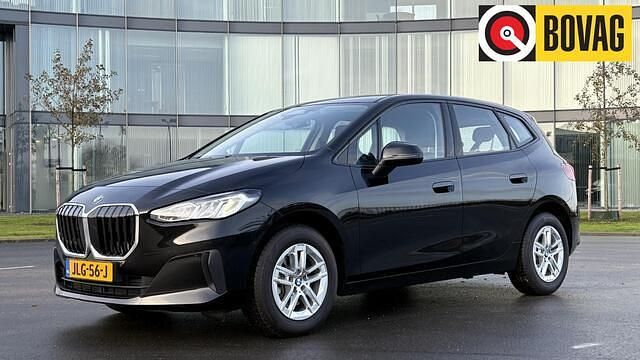 Zwart (metallic) Gebruikt 2024 BMW 218 Stationwagen | € 38.880 - Afbeelding 1/4