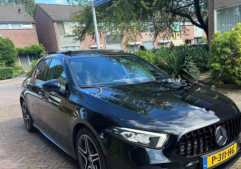 Zwart Occasion 2020 Mercedes A180 AMG line Hatchback | € 27.500 (Eerlijke prijs) - Afbeelding 1/4