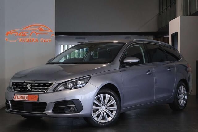 Grijs Gebruikt 2020 Peugeot 308 Allure Stationwagen | € 11.599 (Goede deal) - Afbeelding 1/4