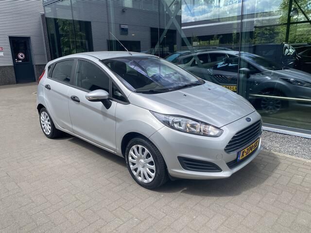 Grijs, metallic lak Gebruikt 2017 Ford Fiesta Active Hatchback | € 12.700 (Eerlijke prijs) - Afbeelding 1/4