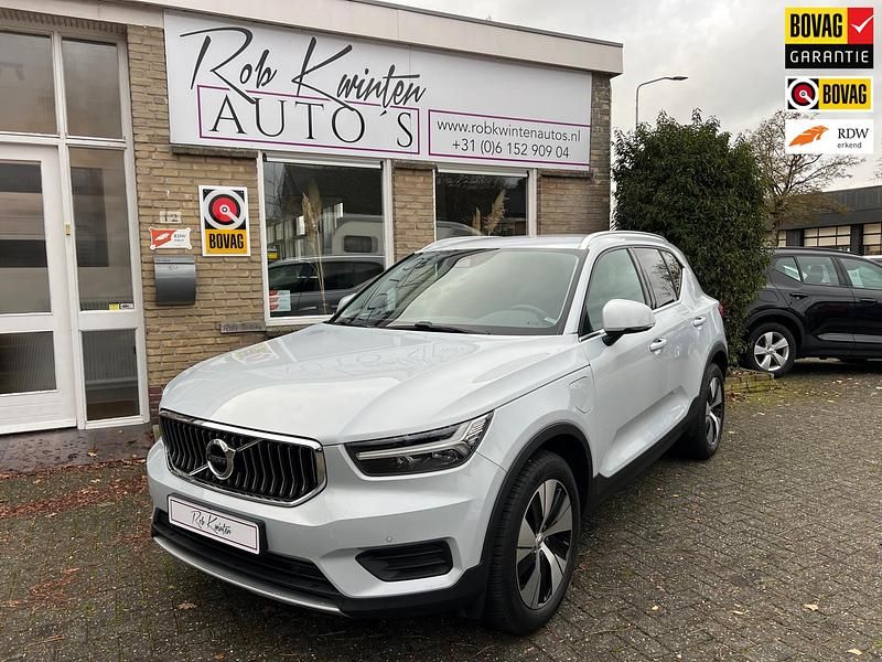 Grijs Gebruikt 2021 Volvo XC40 Momentum SUV | € 27.950 (Eerlijke prijs) - Afbeelding 1/4