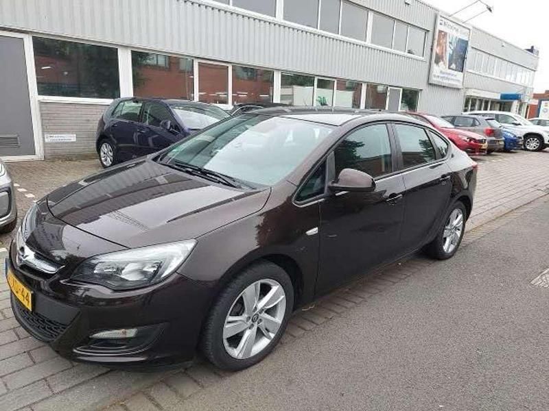 Gebruikt 2014 Opel Astra Sedan | € 7.000 (Eerlijke prijs) - Afbeelding 1/4