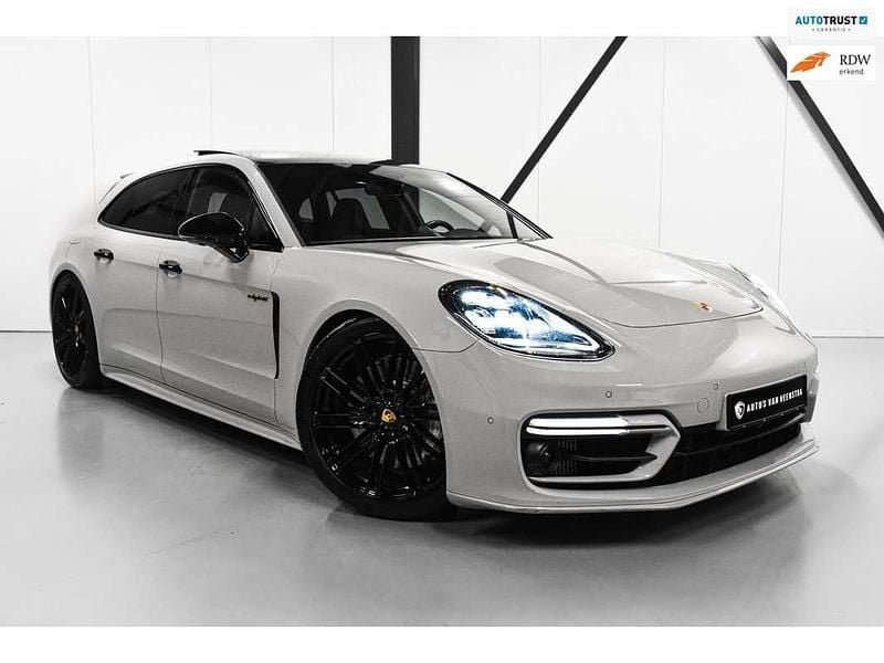 Grijs (metallic) Gebruikt 2023 Porsche Panamera Platinum Edition Stationwagen | € 99.950 (Iets duurder) - Afbeelding 1/4