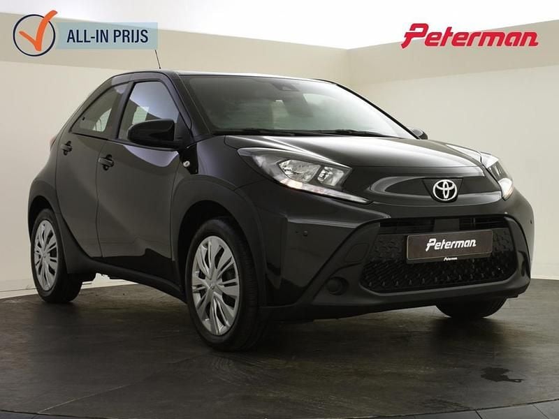 Zwart Gebruikt 2024 Toyota Aygo Play Hatchback | € 21.499 (Eerlijke prijs) - Afbeelding 1/4