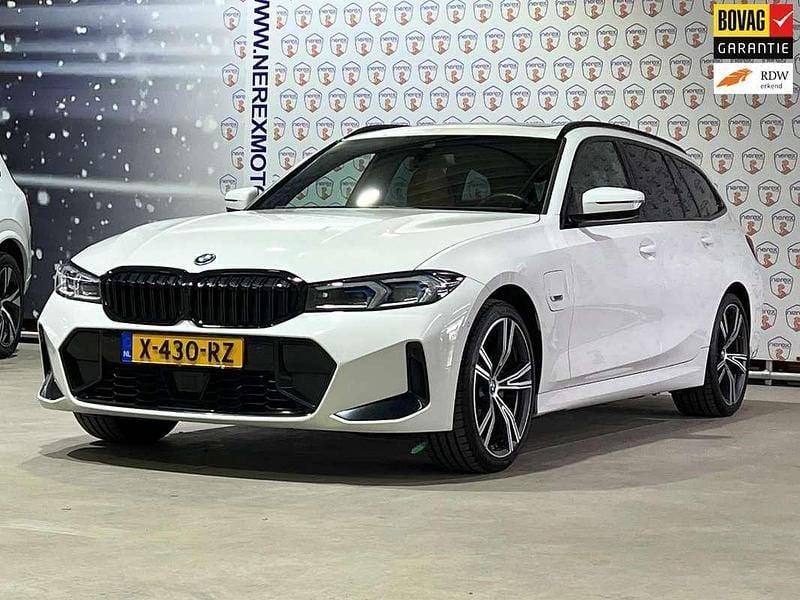 Wit Gebruikt 2023 BMW 330e Shadowline Stationwagen | € 46.945 (Duur) - Afbeelding 1/4