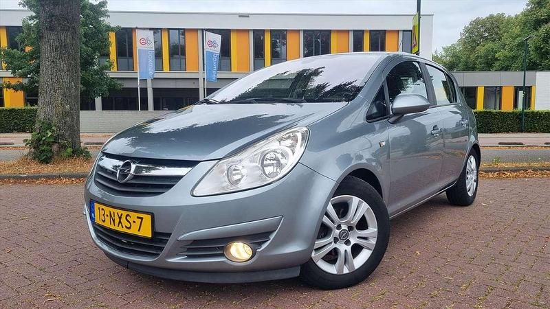 Grijs, metallic lak Gebruikt 2010 Opel Corsa Cosmo Hatchback | € 2.940 (Eerlijke prijs) - Afbeelding 1/4
