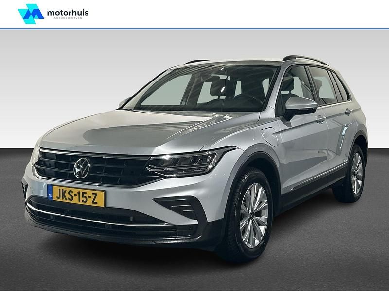 Grijs Gebruikt 2023 VW Tiguan Life SUV | € 31.945 (Super prijs) - Afbeelding 1/4