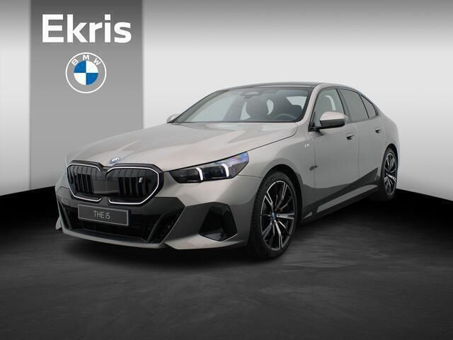 Grijs Nieuw 2025 BMW i5 M Sport Sedan | € 94.776 (Duur) - Afbeelding 1/4