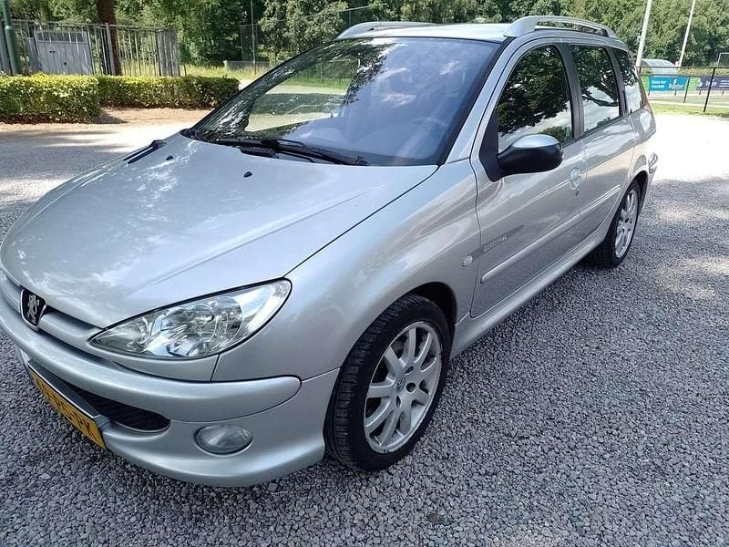 Zilver Gebruikt 2004 Peugeot 206 Stationwagen | € 995 (Eerlijke prijs) - Afbeelding 1/4