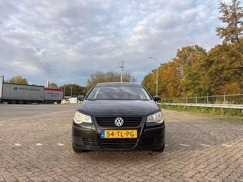 Zwart Occasion 2007 VW Polo Trendline Hatchback | € 2.199 (Eerlijke prijs) - Afbeelding 1/4