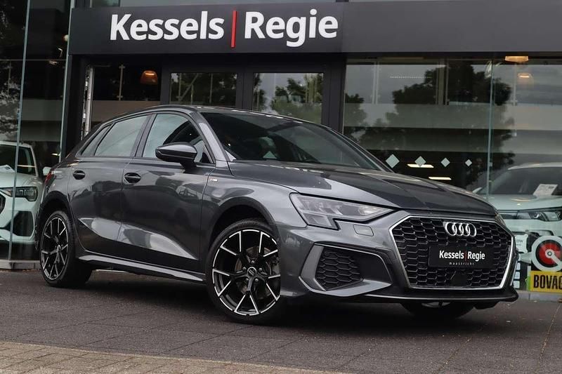 Grijs, metallic lak Gebruikt 2022 Audi A3 Sportback S-Line Hatchback | € 29.950 (Eerlijke prijs) - Afbeelding 1/4