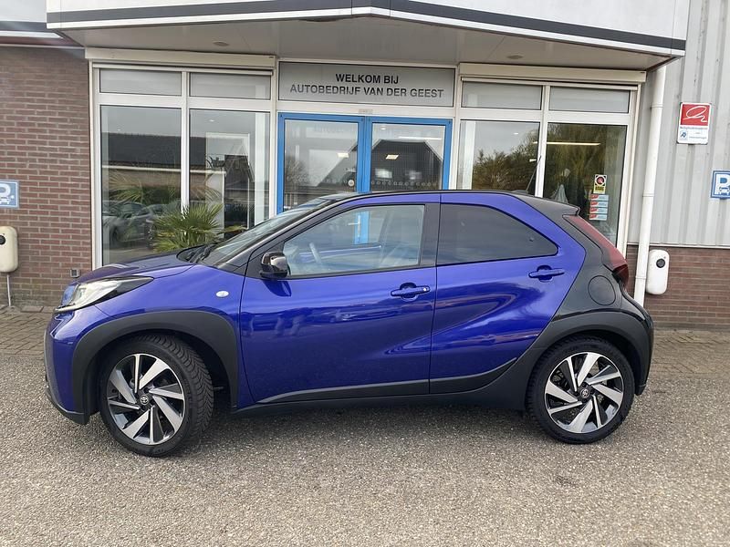 Blauw (metallic) Gebruikt 2023 Toyota Aygo X Envy SUV | € 19.945 - Afbeelding 1/4