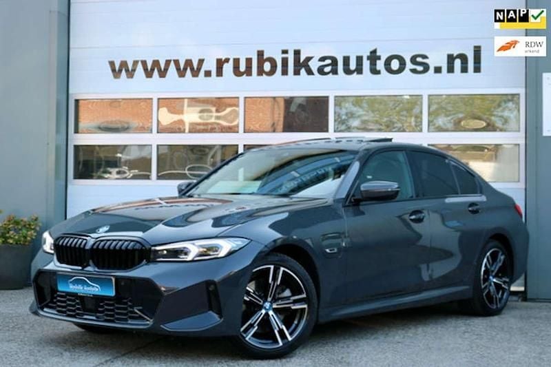 Grijs Gebruikt 2023 BMW 320e M Sport Sedan | € 39.950 (Eerlijke prijs) - Afbeelding 1/4