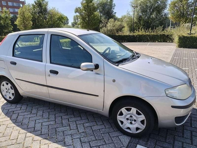Grijs Gebruikt 2004 Fiat Punto Dynamic Hatchback | € 1.750 (Eerlijke prijs) - Afbeelding 1/4