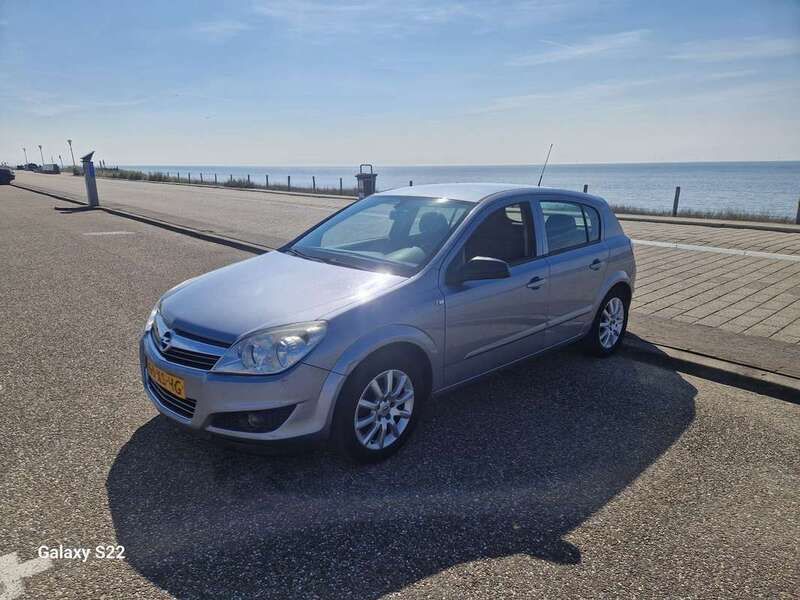 Grijs Gebruikt 2007 Opel Astra Hatchback | € 2.100 (Eerlijke prijs) - Afbeelding 1/4