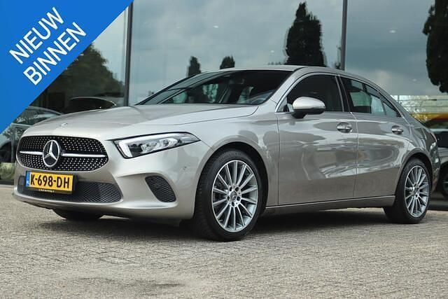 Grijs Gebruikt 2020 Mercedes A180 Premium Plus Sedan | € 25.900 (Goede deal) - Afbeelding 1/4