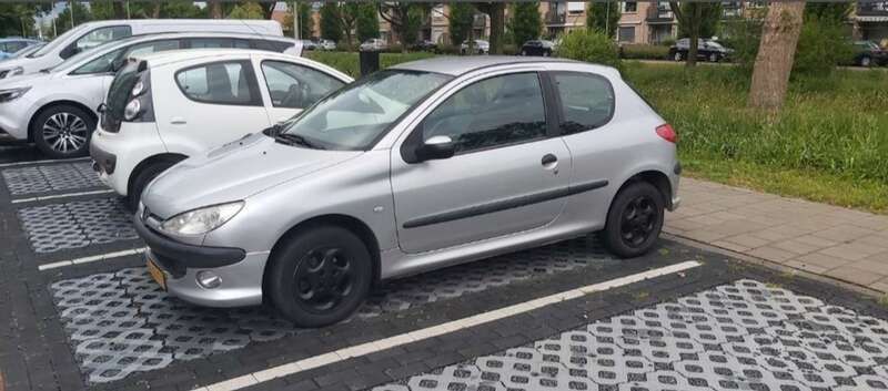 Grijs Gebruikt 2003 Peugeot 206 Premium Hatchback | € 650 (Goede deal) - Afbeelding 1/4