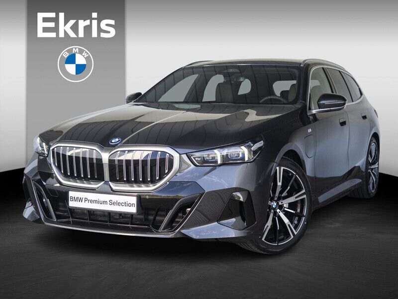 Grijs Gebruikt 2025 BMW 530e M Sport Stationwagen | € 83.595 - Afbeelding 1/4